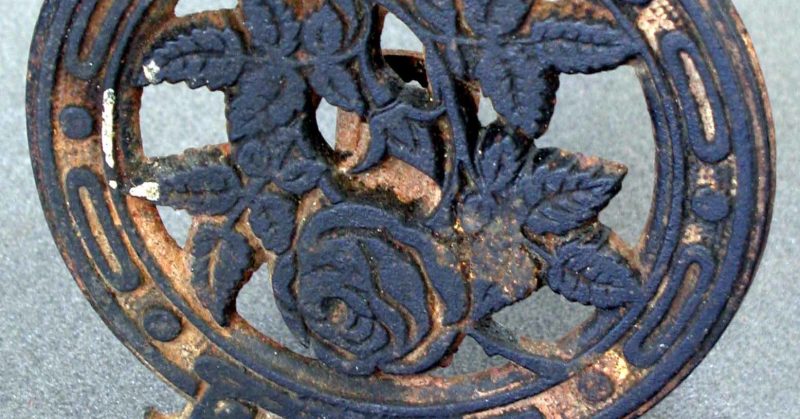 Trivets and stands - Pot trivet cast iron, circular; pattern of roses with leaves and crown above